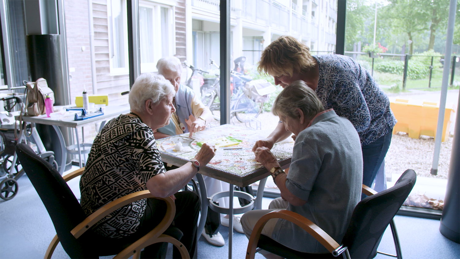 Vier vrouwen samen aan het knutselen
