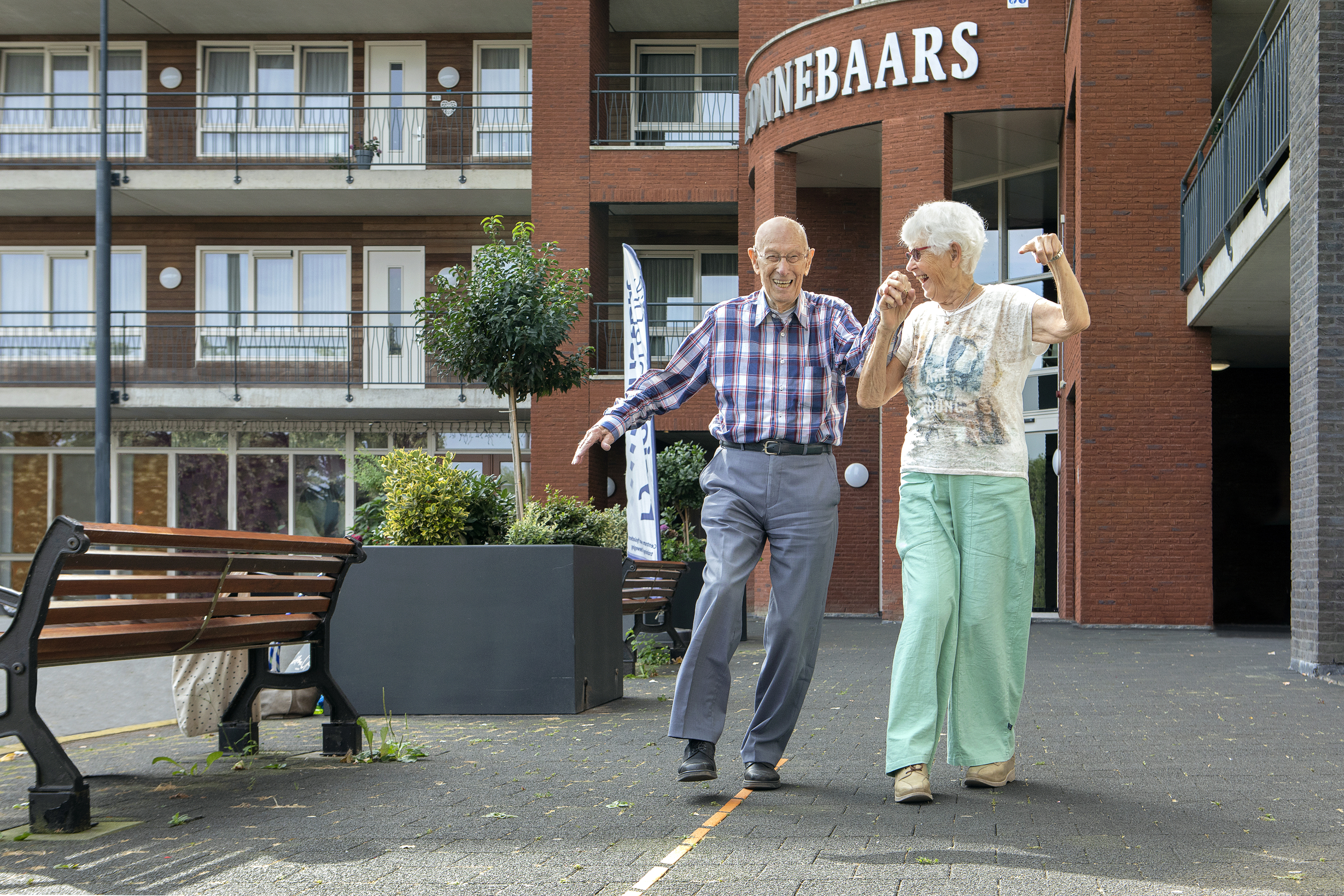 Man en vrouw lopen hand in hand